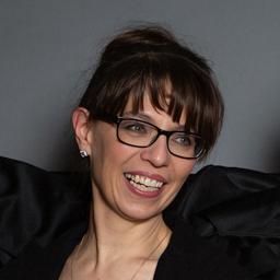 Anja Faeßer lachend als Portrait