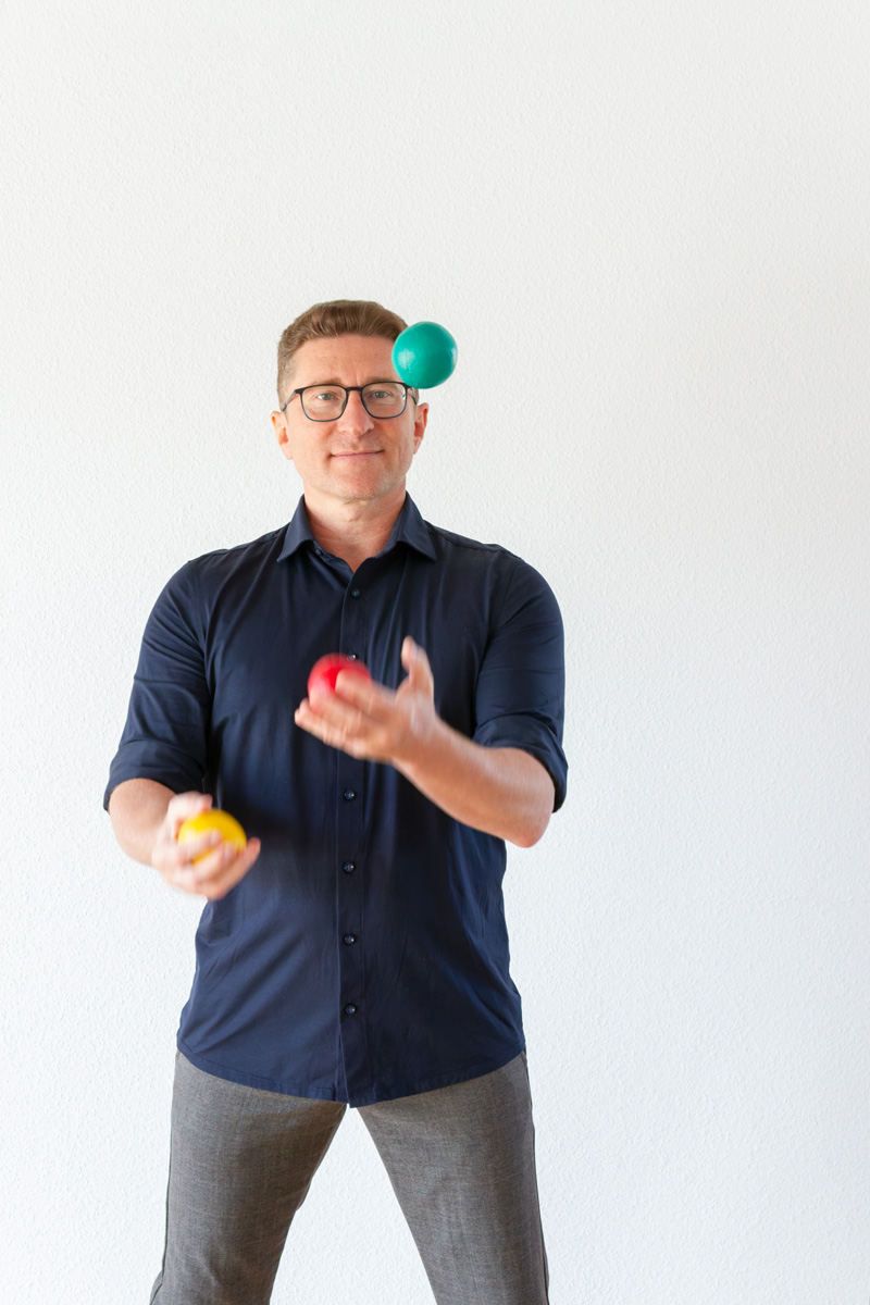 Andreas Ginger jongliert mit 3 Bällen.