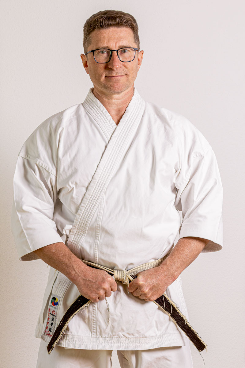 Andreas Ginger im Karate-Gi mit schwarzem Gürtel