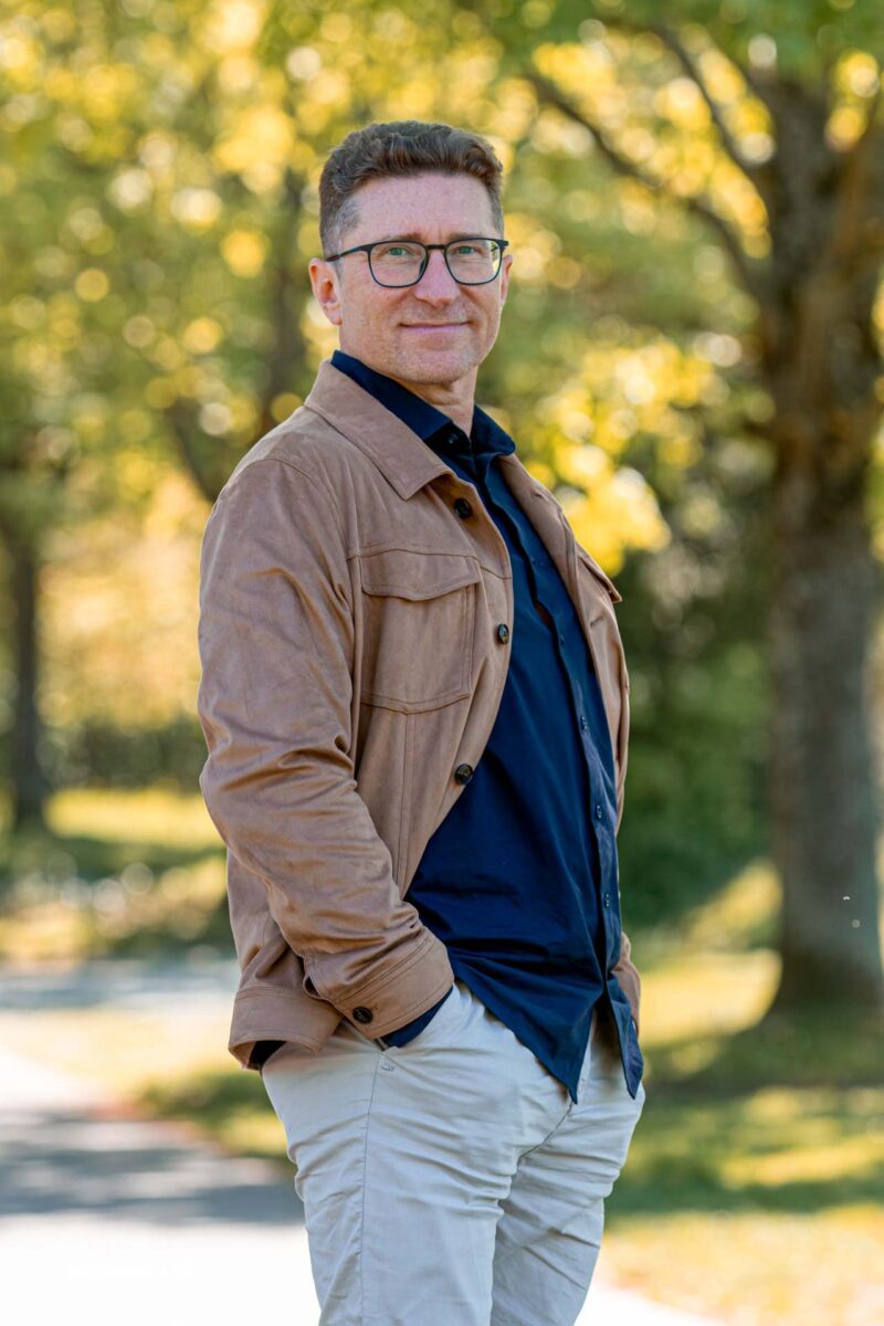 Andreas Ginger, Keynote Speaker - in der Natur in starker Pose: Pressebild