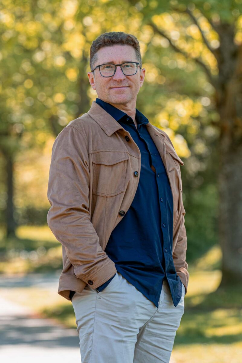 Andreas Ginger, Keynote Speaker - in der Natur in starker Pose: Pressebild