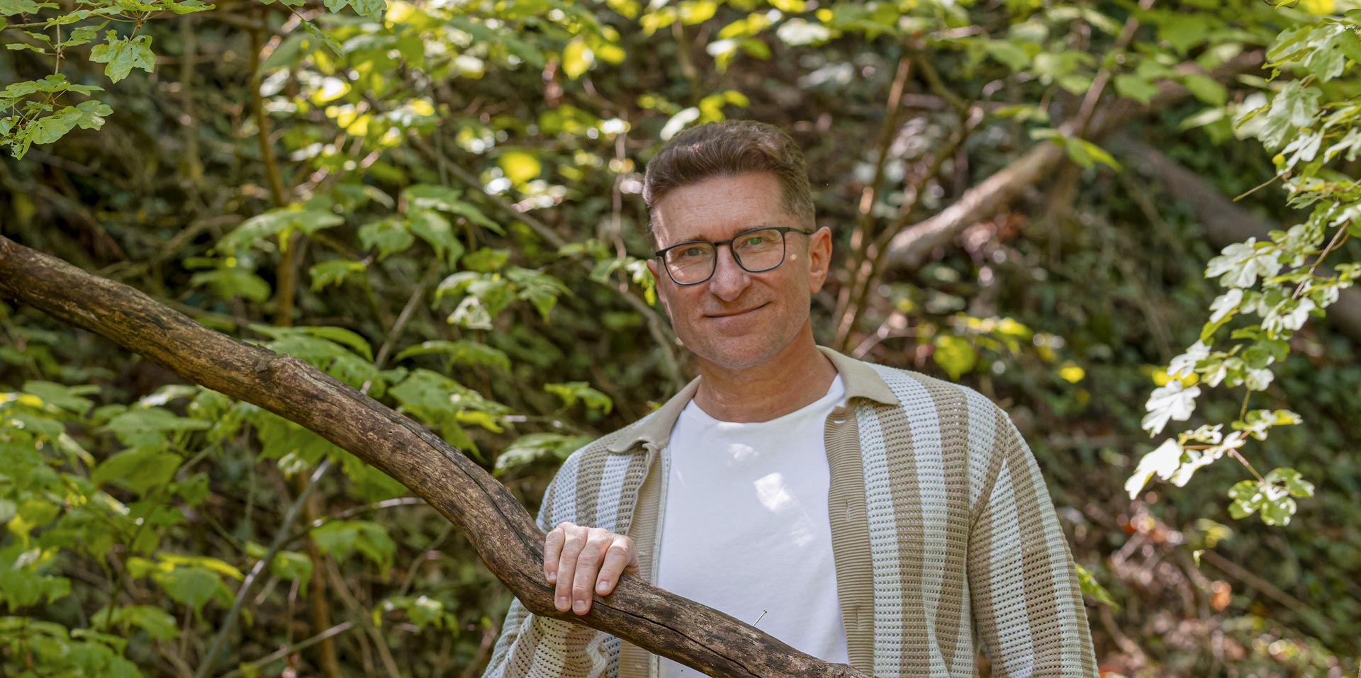 Andreas Ginger in der Natur, Wald, sanftes sonniges Licht
