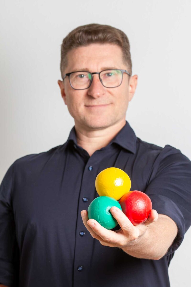 Andreas Ginger, Keynote Speaker - bietet 3 Jonglierbälle an: Pressebild