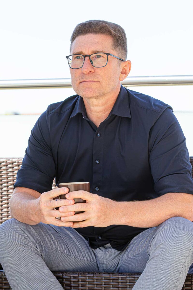 Andreas Ginger, Keynote Speaker - nachdenklich in die Ferne schauend mit Kaffetasse in den Händen: Pressebild