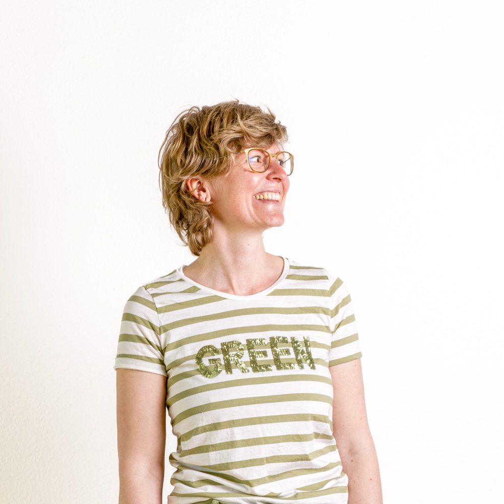 Antonia Meichelböck lachend in der Halbtotalen.