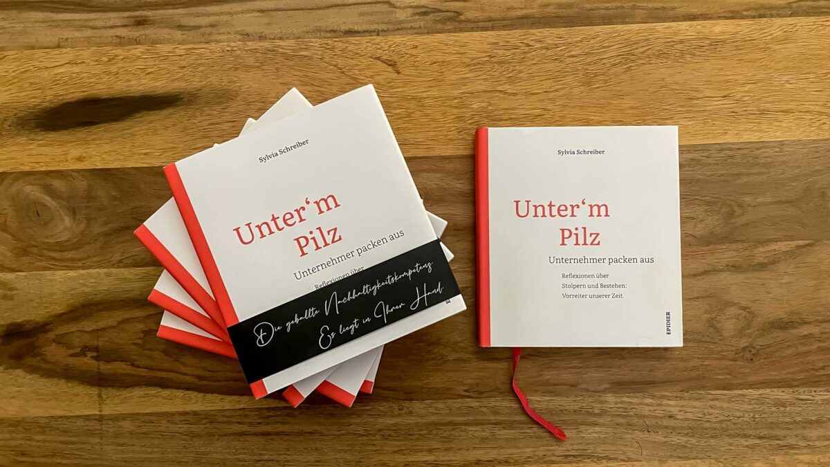 Bücher auf Hintergrund mit Holz - ein Stapel und ein einzelnes Buch